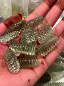 Perles de sculpture en acrylique/plastique/lucite de qualité supérieure - Lot en vrac poli ethnique pour la fabrication de bijoux - Product Image 2