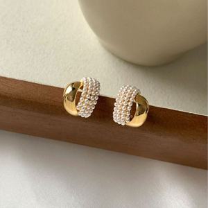 Nouvelles Boucles d'Oreilles Clous en Métal Arc de Perle, Style Rétro Français Tendance, Luxe Léger et Élégant, Plaqué Or, Idéales pour les Fêtes - Product Image 5