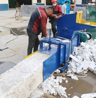 Bloc de presse à froid de mousse de rebut faisant le compresseur de mousse de machine avec le moteur comme composant de noyau compacteur de presse à froid