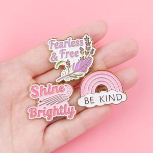 Broche en alliage de zinc nickel noir avec motif rose, finition UV, mignonne, pour sac à dos et vêtements, livraison immédiate, vente en gros - Product Image 2
