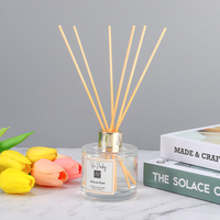 Diffuseur de parfum d'ambiance Via Pinky 100ml Poire Anglaise avec bâtonnets en rotin dans une bouteille en verre, logo personnalisé, fournisseur ODM
