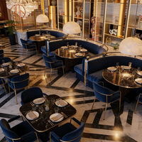 Canapé de luxe moderne en velours bleu foncé avec structure en métal doré, ensemble de chaises et table en marbre pour café, restaurant et hôtel haut de gamme