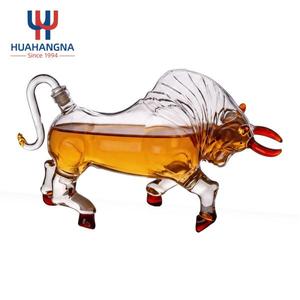 Vente en gros de carafes à whisky en cristal uniques en forme de taureau, bouteilles en verre faites à la main, logo personnalisé, design animal, articles de bar pour spiritueux - Product Image 1