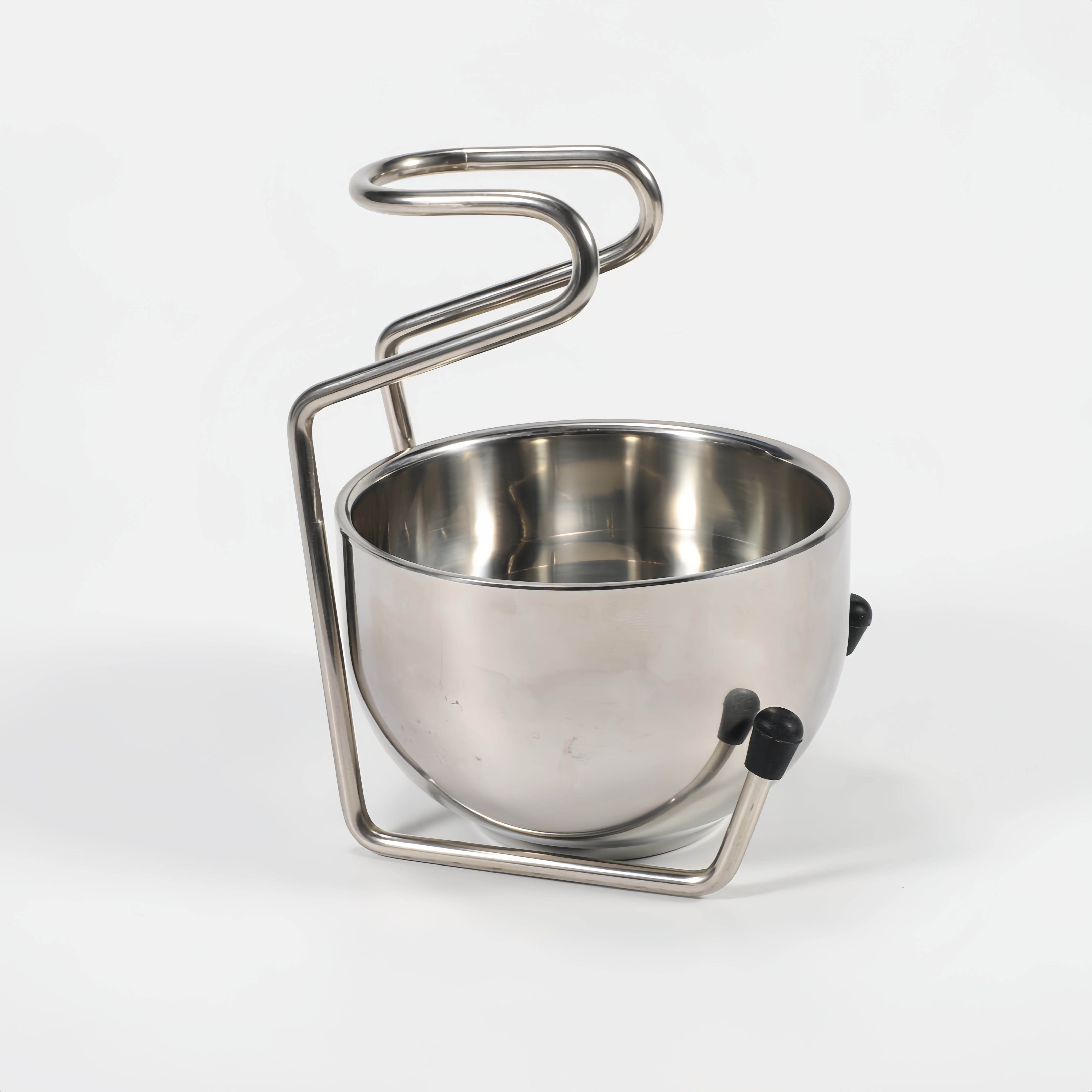 ชามและชั้นวางของ