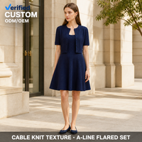 Ensemble 2 pièces élégant et ajusté en maille torsadée bleu marine, comprenant une robe cardigan à manches courtes et une jupe trapèze, idéal pour le bureau - Vente en gros personnalisée