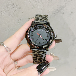 Nouvelle montre pour femme tendance et élégante à imprimé léopard, grand cadran, bracelet en silicone - Product Image 1