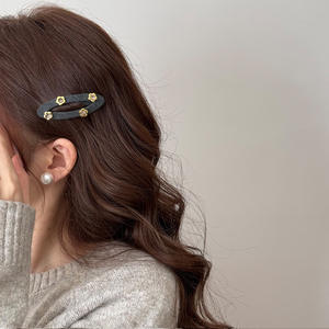 กิ๊บติดผมรูปวงรีสีเทาสไตล์เรโทรขนาด 7 ซม. ประดับดอกไม้และเพชรระยิบระยับ ดีไซน์เก๋ไก๋ เหมาะสำหรับงานปาร์ตี้ ทำจากผ้าและโลหะผสม - Product Image 1