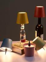 Lampe de table créative en ABS en forme de bouteille de vin - Décoration intérieure/extérieure pour bars et restaurants, rechargeable avec LED RGB intégrées et variateur d'intensité