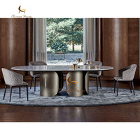 Table à manger ovale de luxe italienne 8 places avec plateau en marbre et pieds en acier inoxydable pour villas et salles à manger