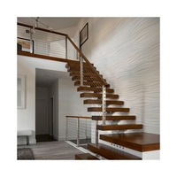 Escalier moderne en bois de haute qualité, fabriqué sur mesure par PRIMA Factory pour villa
