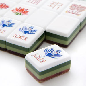 ไพ่มาจองอะคริลิกเมลามีนสีแดงเคลือบกลิตเตอร์สีม่วง 4 ชั้น แบบโมเดิร์น ไม่มีลวดลาย รับทำโลโก้ตามสั่ง OEM/ODM ขนาดตามสั่ง ผลิตตามแบบที่กำหนด - Product Image 6