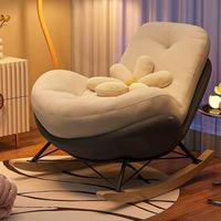 Fauteuil à bascule moderne en tissu avec dossier de style scandinave ; conçu pour durer, idéal pour la maison et l'hôtellerie