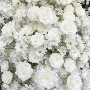 Guirlande florale en soie de roses blanches épaisses et en pleine floraison avec garnitures mixtes pour décoration d'arche de mariage au thème blanc pur, classique et minimaliste - Product Image 3