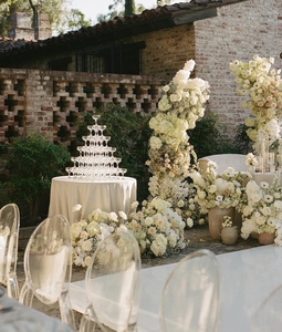 ซุ้มแต่งงาน ประดับด้วยพวงมาลัยสีแชมเปญ น้ำเงิน เขียว ม่วง ฉากหลังสีแดง ดอกไม้ประดิษฐ์สีขาว สำหรับตกแต่งโต๊ะ - Product Image 4