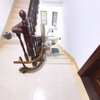 Monte-escalier intelligent télécommandé : moteur silencieux, aide les personnes âgées à monter et descendre les escaliers en toute sécurité