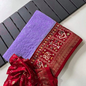 ส่าหรีผ้าไหมลายปาโตลาสีม่วงพร้อมมารูนพาลาและชิกันคาริลัคเนาที่ประณีตสวยงาม - Product Image 4