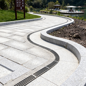 Op maat gemaakte buitenafvoergoot van roestvrij staal met speciale vorm, regenwaterafvoergoot met lineaire afdekking - Product Image 4