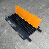Rampe de protection de câbles robuste à 5 canaux en TPU avec couvercles jaunes pour événements extérieurs, scènes et concerts