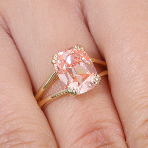 Bague de fiançailles en or jaune massif 10k 14k, sertie d'un diamant de laboratoire rose vif fantaisie, taille coussin allongée, populaire et romantique. - Product Image 3