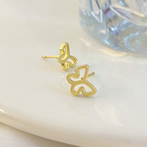 Vente en gros, en stock, boucles d'oreilles clous papillon creuses plaquées or 18 carats pour femmes - Product Image 4