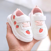 Chaussures pour enfants à semelle souple blanches, chaussures à motif de fraises, chaussures décontractées pour filles, baskets blanches pour enfants, chaussures à LED pour enfants