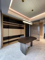 Meuble de rangement de luxe moderne avec armoire à vin, conception sur mesure haut de gamme en bois massif écologique, porte extensible à rainures contrastées avec éclairage LED