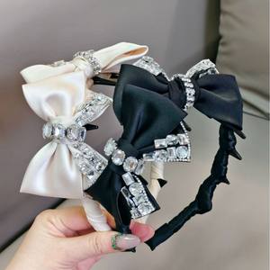 ที่คาดผมสไตล์มินิมอลแบบฝรั่งเศส ประดับเพชร ดีไซน์แบบมีซี่หวี ช่วยจัดทรงผมอย่างสวยงาม สำหรับผู้หญิง - Product Image 1