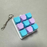 Prix usine en plastique Led lumière mécanique Keycap porte-clés Fidget Clicker clavier porte-clés soulagement du Stress jouets de décompression