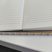 Carnet à couverture souple en papier kraft avec dos apparent, reliure cousue, personnalisable avec logo estampé à chaud en or