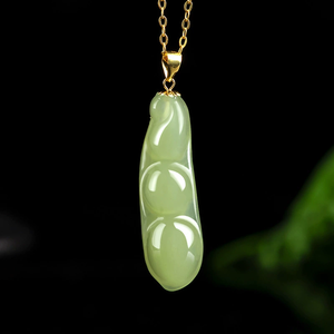 Pendentif en jadéite naturelle ancienne et en jadeite « Four Seasons Bean » et « Festival Bean », serti d'or 18 carats avec pendentif de collier en jadéite - Product Image 3