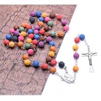 Collier en résine plastique avec croix florale rose, perles de chapelet, bijoux unisexe