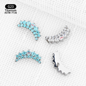 Boucles d'oreilles clous en titane 11 mm avec zircon aquamarine blanc serti à griffes pour piercing lèvre ou langue - Product Image 4