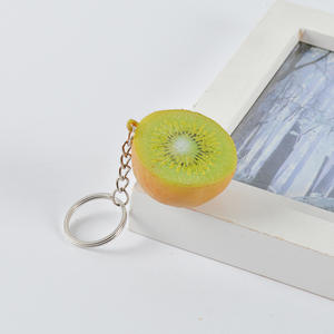 Porte-clés tendance en PVC en forme de fruits, idéal pour les étudiants, avec pomme, pêche et fruit du dragon - Product Image 5