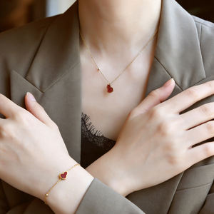 Ensemble collier, bracelet et boucles d'oreilles en acier titane, avec pendentif gourde rouge plaqué or 18 carats, chaîne de clavicule et chaîne de cheville, résistant au ternissement - Product Image 1