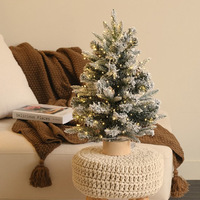 Mini sapin de Noël enneigé avec lumières et pommes de pin, décoration de table DIY pour les fêtes
