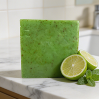 Crème exfoliante corporelle solide au parfum naturel de citron, enrichie en vitamine E, beurre de karité, huile d'olive et thé vert, exfolie en douceur, lisse et illumine la peau