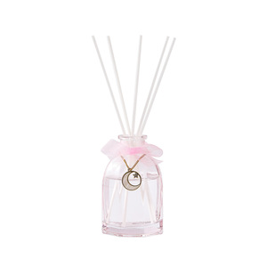 Pembe Cam Çubuklu Oda Kokusu Seti Ay Şeklinde Kurdeleli Kokulu Yağ Düğün Hediyesi Ev Dekorasyonu için Aromaterapi Oda Parfümü - Product Image 1