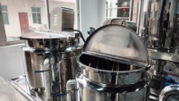 Homogénéisateur à grande vitesse pour cosmétiques et soins de la peau, 50 à 100 litres, décharge inclinée, machine à fabriquer des gels, des pâtes et des crèmes