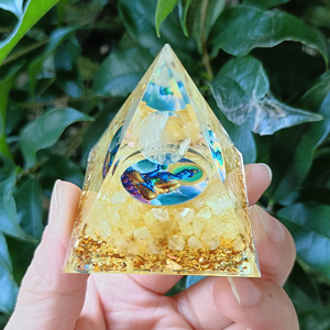 Pyramide en résine époxy avec galets de cristal, ornement de bureau, décoration d'aquarium, boule de citrine, cadeau - Product Image 3