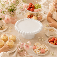 Taartplateau voor kinderfeestjes, bruiloften, babyshowers, roze, blauw, wit, rond, van plastic, voor fruit en desserts.