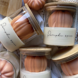 Vela aromática en forma de calabaza en frasco de vidrio con tapa de madera, vela de ambiente romántico para regalo de cumpleaños, San Valentín o días festivos. - Product Image 3