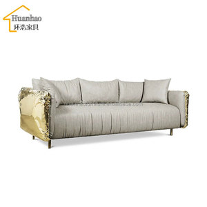 Divano <span class=keywords><strong>in</strong></span> <span class=keywords><strong>Pelle</strong></span> Artigianale Italiana di Lusso con Finiture <span class=keywords><strong>in</strong></span> Ottone Lucido, Arredamento per Soggiorno, <span class=keywords><strong>Divani</strong></span> <span class=keywords><strong>in</strong></span> Vera <span class=keywords><strong>Pelle</strong></span> - Product Image 1