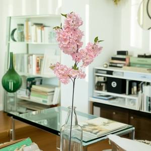 Fleurs de cerisier artificielles réalistes à 5 branches fleurs roses vibrantes superbe conception réaliste remise de diplôme durable à la main - Product Image 3