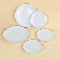 Assiettes rondes jetables en plastique PS rigide, élégantes, blanches unies avec une seule ligne dorée, assiettes de service de luxe pour mariage, fête, banquet