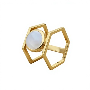Bague de cocktail hexagonale plaquée or avec sertissage clos en pierre de lune naturelle, bague unisexe moderne et tendance - Product Image 1