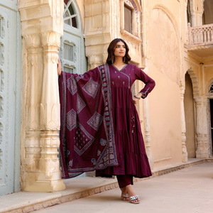 Conjunto de traje Anarkali de algodón color granate con dupatta estampada, corte regular, ropa étnica tradicional para mujer, India, Pakistán, informal, para todas las estaciones - Product Image 1