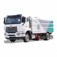 Camion balayeuse routière municipale Sinotruk Howo 4*2, largeur de travail de 3,5 m, avec déchargement hydraulique par basculement