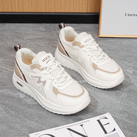 Chaussures décontractées légères et respirantes en maille pour femmes, avec plateforme et patch antidérapant, idéales pour la marche quotidienne et les trajets en extérieur.