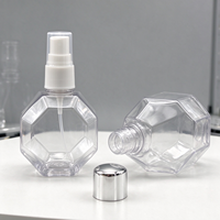 Flacon de parfum en plastique PET transparent de 75 ml, forme octogonale, conteneur de parfum portable rechargeable avec bouchon argenté pour les voyages