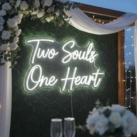 Vente en gros de lumières néon pour toile de fond de mariage, commande en gros OEM, contrôle intelligent, éclairage néon extérieur, enseigne néon de mariage 'Deux âmes, un cœur'